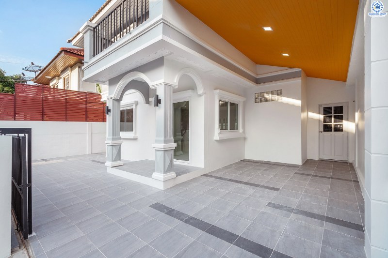 บ้านมือสองตกแต่งใหม่ ม.ธนิกา ดอนเมือง-สรงประภา บ้านแฝดฟังก์ชั่นบ้านเดี่ยว เนื้อที่ 48 ตร.ว. ฟังก์ชั่น 3 ห้องนอน 2 ห้องน้ำ ตกแต่งด้วยวัสดุเกรดพรีเมี่ยม บนพื้นที่ใช้สอยมากกว่า 200 ตร.ม. เดินทางเข้าสู่ใจกลางเมืองได้อย่างสะดวกสบาย ใกล้สนามบินดอนเมือง ,ทางด่วนศรีสมาน และรถไฟฟ้าสายสีแดง