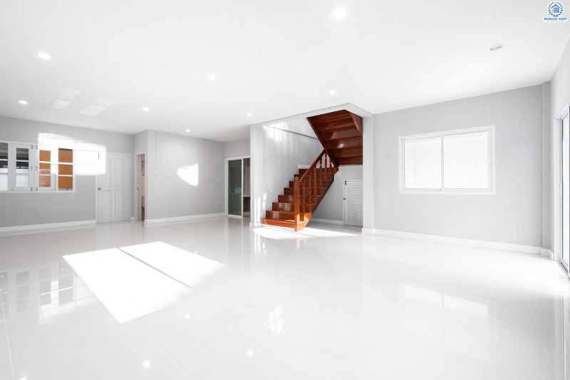 บ้านมือสองตกแต่งใหม่ ม.ธนิกา ดอนเมือง-สรงประภา บ้านแฝดฟังก์ชั่นบ้านเดี่ยว เนื้อที่ 48 ตร.ว. ฟังก์ชั่น 3 ห้องนอน 2 ห้องน้ำ ตกแต่งด้วยวัสดุเกรดพรีเมี่ยม บนพื้นที่ใช้สอยมากกว่า 200 ตร.ม. เดินทางเข้าสู่ใจกลางเมืองได้อย่างสะดวกสบาย ใกล้สนามบินดอนเมือง ,ทางด่วนศรีสมาน และรถไฟฟ้าสายสีแดง