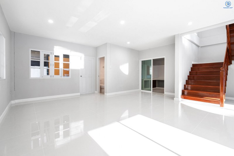 บ้านมือสองตกแต่งใหม่ ม.ธนิกา ดอนเมือง-สรงประภา บ้านแฝดฟังก์ชั่นบ้านเดี่ยว เนื้อที่ 48 ตร.ว. ฟังก์ชั่น 3 ห้องนอน 2 ห้องน้ำ ตกแต่งด้วยวัสดุเกรดพรีเมี่ยม บนพื้นที่ใช้สอยมากกว่า 200 ตร.ม. เดินทางเข้าสู่ใจกลางเมืองได้อย่างสะดวกสบาย ใกล้สนามบินดอนเมือง ,ทางด่วนศรีสมาน และรถไฟฟ้าสายสีแดง