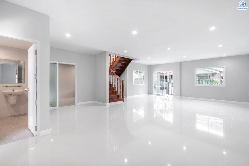 บ้านมือสองตกแต่งใหม่ ม.ธนิกา ดอนเมือง-สรงประภา บ้านแฝดฟังก์ชั่นบ้านเดี่ยว เนื้อที่ 48 ตร.ว. ฟังก์ชั่น 3 ห้องนอน 2 ห้องน้ำ ตกแต่งด้วยวัสดุเกรดพรีเมี่ยม บนพื้นที่ใช้สอยมากกว่า 200 ตร.ม. เดินทางเข้าสู่ใจกลางเมืองได้อย่างสะดวกสบาย ใกล้สนามบินดอนเมือง ,ทางด่วนศรีสมาน และรถไฟฟ้าสายสีแดง