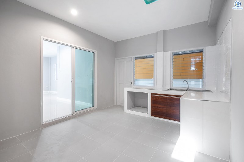 บ้านมือสองตกแต่งใหม่ ม.ธนิกา ดอนเมือง-สรงประภา บ้านแฝดฟังก์ชั่นบ้านเดี่ยว เนื้อที่ 48 ตร.ว. ฟังก์ชั่น 3 ห้องนอน 2 ห้องน้ำ ตกแต่งด้วยวัสดุเกรดพรีเมี่ยม บนพื้นที่ใช้สอยมากกว่า 200 ตร.ม. เดินทางเข้าสู่ใจกลางเมืองได้อย่างสะดวกสบาย ใกล้สนามบินดอนเมือง ,ทางด่วนศรีสมาน และรถไฟฟ้าสายสีแดง