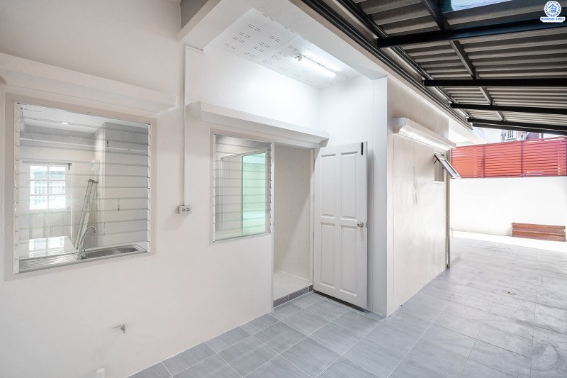 บ้านมือสองตกแต่งใหม่ ม.ธนิกา ดอนเมือง-สรงประภา บ้านแฝดฟังก์ชั่นบ้านเดี่ยว เนื้อที่ 48 ตร.ว. ฟังก์ชั่น 3 ห้องนอน 2 ห้องน้ำ ตกแต่งด้วยวัสดุเกรดพรีเมี่ยม บนพื้นที่ใช้สอยมากกว่า 200 ตร.ม. เดินทางเข้าสู่ใจกลางเมืองได้อย่างสะดวกสบาย ใกล้สนามบินดอนเมือง ,ทางด่วนศรีสมาน และรถไฟฟ้าสายสีแดง