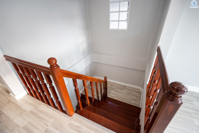 บ้านมือสองตกแต่งใหม่ ม.ธนิกา ดอนเมือง-สรงประภา บ้านแฝดฟังก์ชั่นบ้านเดี่ยว เนื้อที่ 48 ตร.ว. ฟังก์ชั่น 3 ห้องนอน 2 ห้องน้ำ ตกแต่งด้วยวัสดุเกรดพรีเมี่ยม บนพื้นที่ใช้สอยมากกว่า 200 ตร.ม. เดินทางเข้าสู่ใจกลางเมืองได้อย่างสะดวกสบาย ใกล้สนามบินดอนเมือง ,ทางด่วนศรีสมาน และรถไฟฟ้าสายสีแดง