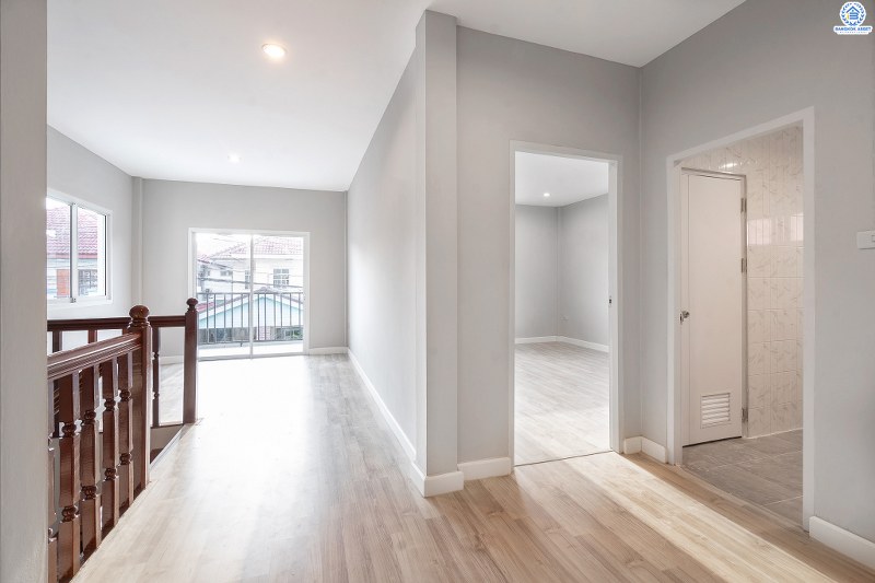 บ้านมือสองตกแต่งใหม่ ม.ธนิกา ดอนเมือง-สรงประภา บ้านแฝดฟังก์ชั่นบ้านเดี่ยว เนื้อที่ 48 ตร.ว. ฟังก์ชั่น 3 ห้องนอน 2 ห้องน้ำ ตกแต่งด้วยวัสดุเกรดพรีเมี่ยม บนพื้นที่ใช้สอยมากกว่า 200 ตร.ม. เดินทางเข้าสู่ใจกลางเมืองได้อย่างสะดวกสบาย ใกล้สนามบินดอนเมือง ,ทางด่วนศรีสมาน และรถไฟฟ้าสายสีแดง