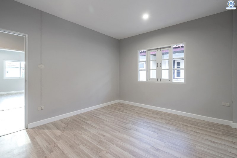 บ้านมือสองตกแต่งใหม่ ม.ธนิกา ดอนเมือง-สรงประภา บ้านแฝดฟังก์ชั่นบ้านเดี่ยว เนื้อที่ 48 ตร.ว. ฟังก์ชั่น 3 ห้องนอน 2 ห้องน้ำ ตกแต่งด้วยวัสดุเกรดพรีเมี่ยม บนพื้นที่ใช้สอยมากกว่า 200 ตร.ม. เดินทางเข้าสู่ใจกลางเมืองได้อย่างสะดวกสบาย ใกล้สนามบินดอนเมือง ,ทางด่วนศรีสมาน และรถไฟฟ้าสายสีแดง