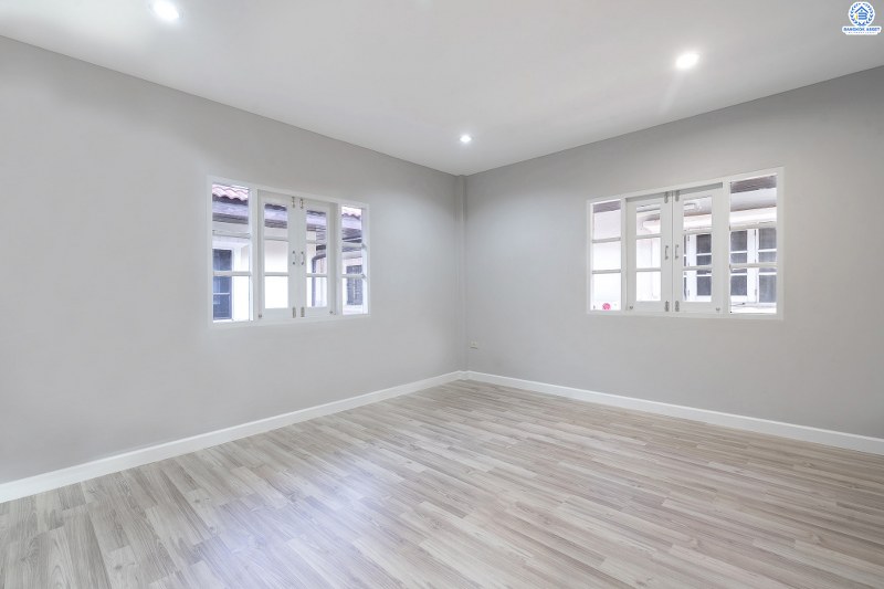 บ้านมือสองตกแต่งใหม่ ม.ธนิกา ดอนเมือง-สรงประภา บ้านแฝดฟังก์ชั่นบ้านเดี่ยว เนื้อที่ 48 ตร.ว. ฟังก์ชั่น 3 ห้องนอน 2 ห้องน้ำ ตกแต่งด้วยวัสดุเกรดพรีเมี่ยม บนพื้นที่ใช้สอยมากกว่า 200 ตร.ม. เดินทางเข้าสู่ใจกลางเมืองได้อย่างสะดวกสบาย ใกล้สนามบินดอนเมือง ,ทางด่วนศรีสมาน และรถไฟฟ้าสายสีแดง