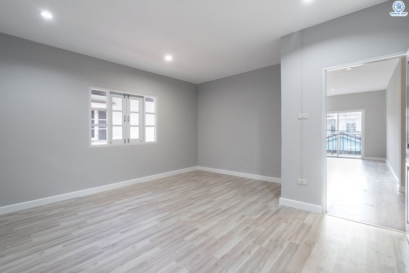 บ้านมือสองตกแต่งใหม่ ม.ธนิกา ดอนเมือง-สรงประภา บ้านแฝดฟังก์ชั่นบ้านเดี่ยว เนื้อที่ 48 ตร.ว. ฟังก์ชั่น 3 ห้องนอน 2 ห้องน้ำ ตกแต่งด้วยวัสดุเกรดพรีเมี่ยม บนพื้นที่ใช้สอยมากกว่า 200 ตร.ม. เดินทางเข้าสู่ใจกลางเมืองได้อย่างสะดวกสบาย ใกล้สนามบินดอนเมือง ,ทางด่วนศรีสมาน และรถไฟฟ้าสายสีแดง