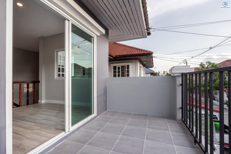 บ้านมือสองตกแต่งใหม่ ม.ธนิกา ดอนเมือง-สรงประภา บ้านแฝดฟังก์ชั่นบ้านเดี่ยว เนื้อที่ 48 ตร.ว. ฟังก์ชั่น 3 ห้องนอน 2 ห้องน้ำ ตกแต่งด้วยวัสดุเกรดพรีเมี่ยม บนพื้นที่ใช้สอยมากกว่า 200 ตร.ม. เดินทางเข้าสู่ใจกลางเมืองได้อย่างสะดวกสบาย ใกล้สนามบินดอนเมือง ,ทางด่วนศรีสมาน และรถไฟฟ้าสายสีแดง