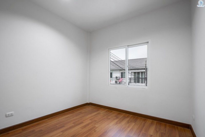 บ้านมือสองตกแต่งใหม่ ม.เดอะวิลล่า ราชพฤกษ์-ท่าอิฐ คุณภาพแบรนด์ พร็อพเพอร์ตี้ เพอร์เฟค เนื้อที่ 18 ตร.ว. ฟังก์ชั่นครบครัน 3ห้องนอน 2ห้องน้ำ พร้อมอยู่! บนทำเลใกล้รถไฟฟ้า สถานีบางรักน้อยท่าอิฐ พร้อมเข้า-ออกได้ 2 เส้นทางทั้งถ.รัตนาธิเบศร์ และถ.ราชพฤกษ์ ราคาพิเศษสุด!