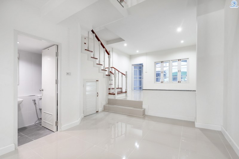 บ้านมือสองตกแต่งใหม่ พร้อมอยู่ ม.ศุภารมย์ แจ้งวัฒนะ-ปากเกร็ด17 หลังใหญ่ เนื้อที่ 20.3 ตร.ว. ฟังก์ชั่น 3 ห้องนอน 3 ห้องน้ำ พื้นที่ใช้สอยเกือบ 200 ตร.ม.  บนทำเลดีที่สุด! รองรับรถไฟฟ้าสายสีชมพู(สายอนาคต) ใกล้เซ็นทรัลแจ้งวัฒนะ ทางด่วนและเมืองทองธานี