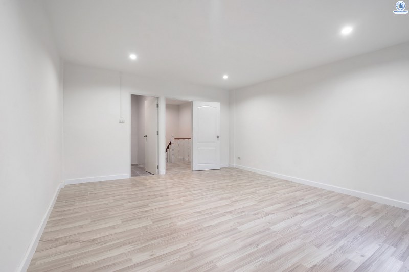 บ้านมือสองตกแต่งใหม่ พร้อมอยู่ ม.ศุภารมย์ แจ้งวัฒนะ-ปากเกร็ด17 หลังใหญ่ เนื้อที่ 20.3 ตร.ว. ฟังก์ชั่น 3 ห้องนอน 3 ห้องน้ำ พื้นที่ใช้สอยเกือบ 200 ตร.ม.  บนทำเลดีที่สุด! รองรับรถไฟฟ้าสายสีชมพู(สายอนาคต) ใกล้เซ็นทรัลแจ้งวัฒนะ ทางด่วนและเมืองทองธานี