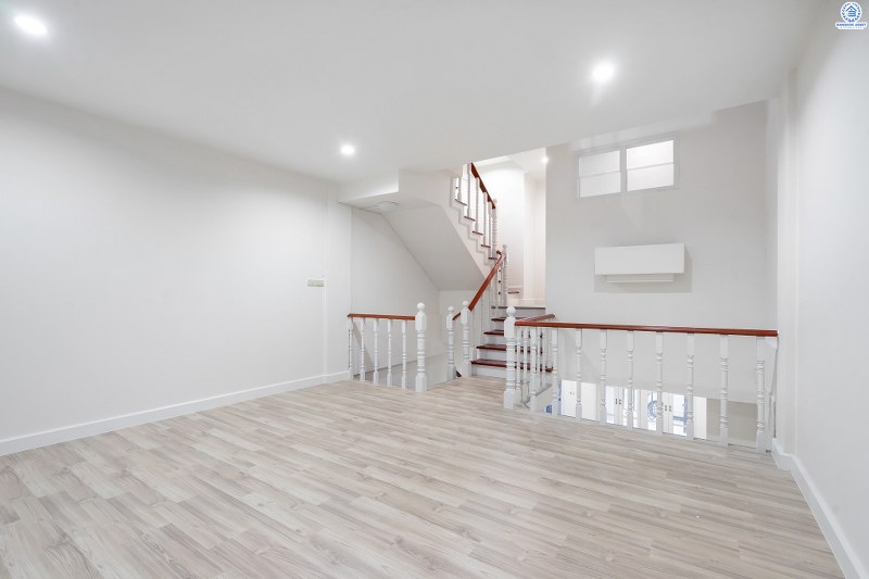 บ้านมือสองตกแต่งใหม่ พร้อมอยู่ ม.ศุภารมย์ แจ้งวัฒนะ-ปากเกร็ด17 หลังใหญ่ เนื้อที่ 20.3 ตร.ว. ฟังก์ชั่น 3 ห้องนอน 3 ห้องน้ำ พื้นที่ใช้สอยเกือบ 200 ตร.ม.  บนทำเลดีที่สุด! รองรับรถไฟฟ้าสายสีชมพู(สายอนาคต) ใกล้เซ็นทรัลแจ้งวัฒนะ ทางด่วนและเมืองทองธานี