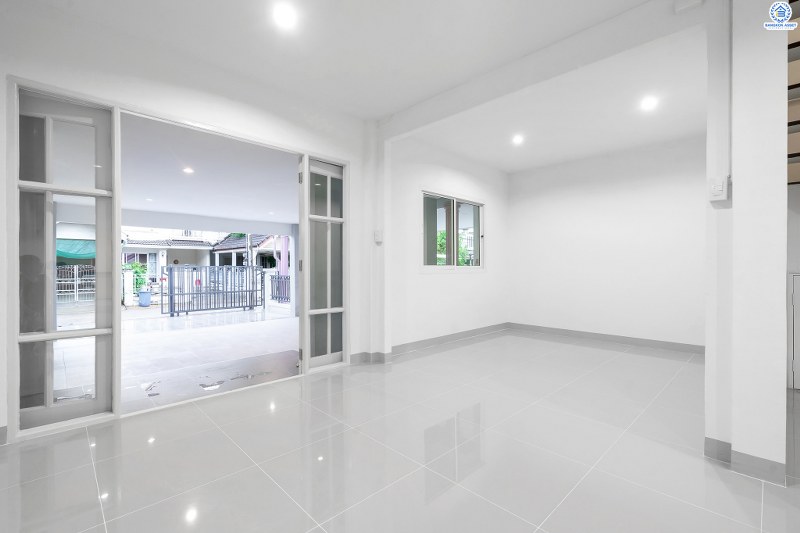 บ้านมือสองตกแต่งใหม่ แบรนด์LH ม.บุศรินทร์วงแหวน (บ้านกล้วย-ไทรน้อย) หลังใหญ่พร้อมอยู่ เนื้อที่ 34.5 ตร.ว. ฟังก์ชั่นครบครัน! 3 ห้องนอน 2 ห้องน้ำ 2 ที่จอดรถ ตอบโจทย์ทุกการอยู่อาศัย บนทำเลคุณภาพ! ใกล้เซ็นทรัลเวสต์เกต และ รถไฟฟ้าสถานี "คลองบางไผ่"