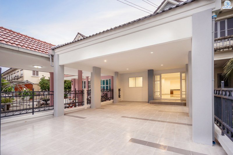 บ้านมือสองตกแต่งใหม่ แบรนด์LH ม.บุศรินทร์วงแหวน (บ้านกล้วย-ไทรน้อย) หลังใหญ่พร้อมอยู่ เนื้อที่ 34.5 ตร.ว. ฟังก์ชั่นครบครัน! 3 ห้องนอน 2 ห้องน้ำ 2 ที่จอดรถ ตอบโจทย์ทุกการอยู่อาศัย บนทำเลคุณภาพ! ใกล้เซ็นทรัลเวสต์เกต และ รถไฟฟ้าสถานี "คลองบางไผ่"