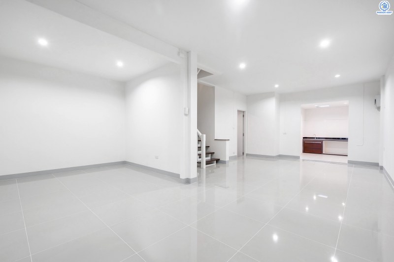 บ้านมือสองตกแต่งใหม่ แบรนด์LH ม.บุศรินทร์วงแหวน (บ้านกล้วย-ไทรน้อย) หลังใหญ่พร้อมอยู่ เนื้อที่ 34.5 ตร.ว. ฟังก์ชั่นครบครัน! 3 ห้องนอน 2 ห้องน้ำ 2 ที่จอดรถ ตอบโจทย์ทุกการอยู่อาศัย บนทำเลคุณภาพ! ใกล้เซ็นทรัลเวสต์เกต และ รถไฟฟ้าสถานี "คลองบางไผ่"