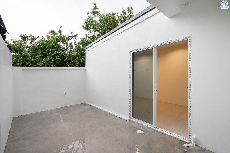 บ้านมือสองตกแต่งใหม่ แบรนด์LH ม.บุศรินทร์วงแหวน (บ้านกล้วย-ไทรน้อย) หลังใหญ่พร้อมอยู่ เนื้อที่ 34.5 ตร.ว. ฟังก์ชั่นครบครัน! 3 ห้องนอน 2 ห้องน้ำ 2 ที่จอดรถ ตอบโจทย์ทุกการอยู่อาศัย บนทำเลคุณภาพ! ใกล้เซ็นทรัลเวสต์เกต และ รถไฟฟ้าสถานี "คลองบางไผ่"