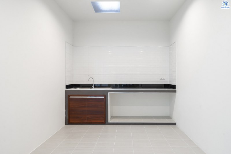 บ้านมือสองตกแต่งใหม่ แบรนด์LH ม.บุศรินทร์วงแหวน (บ้านกล้วย-ไทรน้อย) หลังใหญ่พร้อมอยู่ เนื้อที่ 34.5 ตร.ว. ฟังก์ชั่นครบครัน! 3 ห้องนอน 2 ห้องน้ำ 2 ที่จอดรถ ตอบโจทย์ทุกการอยู่อาศัย บนทำเลคุณภาพ! ใกล้เซ็นทรัลเวสต์เกต และ รถไฟฟ้าสถานี "คลองบางไผ่"