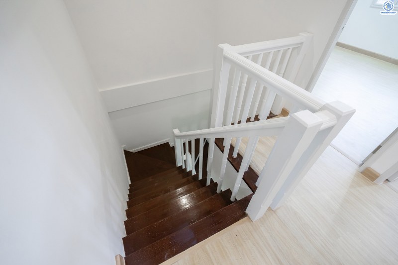 บ้านมือสองตกแต่งใหม่ แบรนด์LH ม.บุศรินทร์วงแหวน (บ้านกล้วย-ไทรน้อย) หลังใหญ่พร้อมอยู่ เนื้อที่ 34.5 ตร.ว. ฟังก์ชั่นครบครัน! 3 ห้องนอน 2 ห้องน้ำ 2 ที่จอดรถ ตอบโจทย์ทุกการอยู่อาศัย บนทำเลคุณภาพ! ใกล้เซ็นทรัลเวสต์เกต และ รถไฟฟ้าสถานี "คลองบางไผ่"