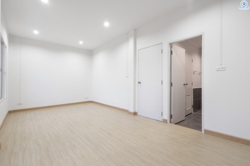 บ้านมือสองตกแต่งใหม่ แบรนด์LH ม.บุศรินทร์วงแหวน (บ้านกล้วย-ไทรน้อย) หลังใหญ่พร้อมอยู่ เนื้อที่ 34.5 ตร.ว. ฟังก์ชั่นครบครัน! 3 ห้องนอน 2 ห้องน้ำ 2 ที่จอดรถ ตอบโจทย์ทุกการอยู่อาศัย บนทำเลคุณภาพ! ใกล้เซ็นทรัลเวสต์เกต และ รถไฟฟ้าสถานี "คลองบางไผ่"