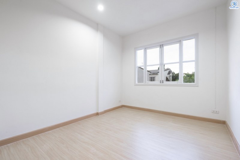 บ้านมือสองตกแต่งใหม่ แบรนด์LH ม.บุศรินทร์วงแหวน (บ้านกล้วย-ไทรน้อย) หลังใหญ่พร้อมอยู่ เนื้อที่ 34.5 ตร.ว. ฟังก์ชั่นครบครัน! 3 ห้องนอน 2 ห้องน้ำ 2 ที่จอดรถ ตอบโจทย์ทุกการอยู่อาศัย บนทำเลคุณภาพ! ใกล้เซ็นทรัลเวสต์เกต และ รถไฟฟ้าสถานี "คลองบางไผ่"