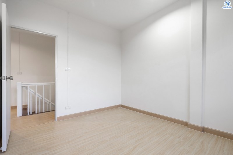 บ้านมือสองตกแต่งใหม่ แบรนด์LH ม.บุศรินทร์วงแหวน (บ้านกล้วย-ไทรน้อย) หลังใหญ่พร้อมอยู่ เนื้อที่ 34.5 ตร.ว. ฟังก์ชั่นครบครัน! 3 ห้องนอน 2 ห้องน้ำ 2 ที่จอดรถ ตอบโจทย์ทุกการอยู่อาศัย บนทำเลคุณภาพ! ใกล้เซ็นทรัลเวสต์เกต และ รถไฟฟ้าสถานี "คลองบางไผ่"