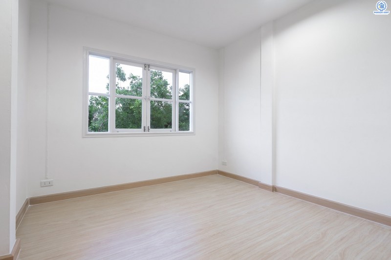 บ้านมือสองตกแต่งใหม่ แบรนด์LH ม.บุศรินทร์วงแหวน (บ้านกล้วย-ไทรน้อย) หลังใหญ่พร้อมอยู่ เนื้อที่ 34.5 ตร.ว. ฟังก์ชั่นครบครัน! 3 ห้องนอน 2 ห้องน้ำ 2 ที่จอดรถ ตอบโจทย์ทุกการอยู่อาศัย บนทำเลคุณภาพ! ใกล้เซ็นทรัลเวสต์เกต และ รถไฟฟ้าสถานี "คลองบางไผ่"