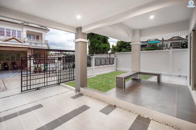 บ้านมือสองตกแต่งใหม่ ห้องมุม! ม.ดรีมทาวน์ ราชพฤกษ์-กาญจนาฯ โซนต้นโครงการ พร้อมอยู่ เนื้อที่ 40.9 ตร.ว. ฟังก์ชั่น 3 ห้องนอน 2 ห้องน้ำ 1 ห้องเอนกประสงค์ พร้อมความเป็นส่วนตัว มีเพียง 4 หลังในซอยเท่านั้น เดินทางสะดวก ใกล้จุดขึ้นทางด่วน "ศรีรัช" ,The Walk และอื่นๆ อีกมากมาย