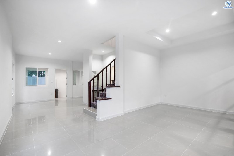 บ้านมือสองตกแต่งใหม่ ห้องมุม! ม.ดรีมทาวน์ ราชพฤกษ์-กาญจนาฯ โซนต้นโครงการ พร้อมอยู่ เนื้อที่ 40.9 ตร.ว. ฟังก์ชั่น 3 ห้องนอน 2 ห้องน้ำ 1 ห้องเอนกประสงค์ พร้อมความเป็นส่วนตัว มีเพียง 4 หลังในซอยเท่านั้น เดินทางสะดวก ใกล้จุดขึ้นทางด่วน "ศรีรัช" ,The Walk และอื่นๆ อีกมากมาย