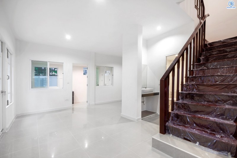 บ้านมือสองตกแต่งใหม่ ห้องมุม! ม.ดรีมทาวน์ ราชพฤกษ์-กาญจนาฯ โซนต้นโครงการ พร้อมอยู่ เนื้อที่ 40.9 ตร.ว. ฟังก์ชั่น 3 ห้องนอน 2 ห้องน้ำ 1 ห้องเอนกประสงค์ พร้อมความเป็นส่วนตัว มีเพียง 4 หลังในซอยเท่านั้น เดินทางสะดวก ใกล้จุดขึ้นทางด่วน "ศรีรัช" ,The Walk และอื่นๆ อีกมากมาย