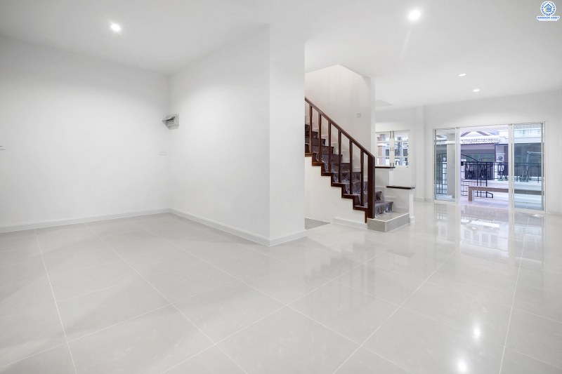 บ้านมือสองตกแต่งใหม่ ห้องมุม! ม.ดรีมทาวน์ ราชพฤกษ์-กาญจนาฯ โซนต้นโครงการ พร้อมอยู่ เนื้อที่ 40.9 ตร.ว. ฟังก์ชั่น 3 ห้องนอน 2 ห้องน้ำ 1 ห้องเอนกประสงค์ พร้อมความเป็นส่วนตัว มีเพียง 4 หลังในซอยเท่านั้น เดินทางสะดวก ใกล้จุดขึ้นทางด่วน "ศรีรัช" ,The Walk และอื่นๆ อีกมากมาย