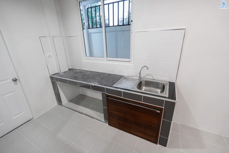 บ้านมือสองตกแต่งใหม่ ห้องมุม! ม.ดรีมทาวน์ ราชพฤกษ์-กาญจนาฯ โซนต้นโครงการ พร้อมอยู่ เนื้อที่ 40.9 ตร.ว. ฟังก์ชั่น 3 ห้องนอน 2 ห้องน้ำ 1 ห้องเอนกประสงค์ พร้อมความเป็นส่วนตัว มีเพียง 4 หลังในซอยเท่านั้น เดินทางสะดวก ใกล้จุดขึ้นทางด่วน "ศรีรัช" ,The Walk และอื่นๆ อีกมากมาย