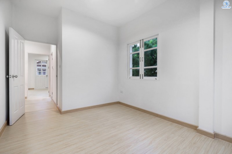 บ้านมือสองตกแต่งใหม่ ห้องมุม! ม.ดรีมทาวน์ ราชพฤกษ์-กาญจนาฯ โซนต้นโครงการ พร้อมอยู่ เนื้อที่ 40.9 ตร.ว. ฟังก์ชั่น 3 ห้องนอน 2 ห้องน้ำ 1 ห้องเอนกประสงค์ พร้อมความเป็นส่วนตัว มีเพียง 4 หลังในซอยเท่านั้น เดินทางสะดวก ใกล้จุดขึ้นทางด่วน "ศรีรัช" ,The Walk และอื่นๆ อีกมากมาย