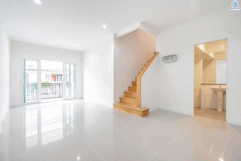 บ้านมือสองตกแต่งใหม่ ม.เดอะวิลล่า ราชพฤกษ์-ท่าอิฐ คุณภาพแบรนด์ Property Perfect เนื้อที่ 18 ตร.ว. ฟังก์ชั่น 3 ห้องนอน 2 ห้องน้ำ พร้อมอยู่! บนทำเลใกล้รถไฟฟ้า สถานีบางรักน้อยท่าอิฐ พร้อมเข้า-ออกได้ 2 เส้นทางทั้งถ.รัตนาธิเบศร์ และถ.ราชพฤกษ์ ราคาพิเศษสุด!