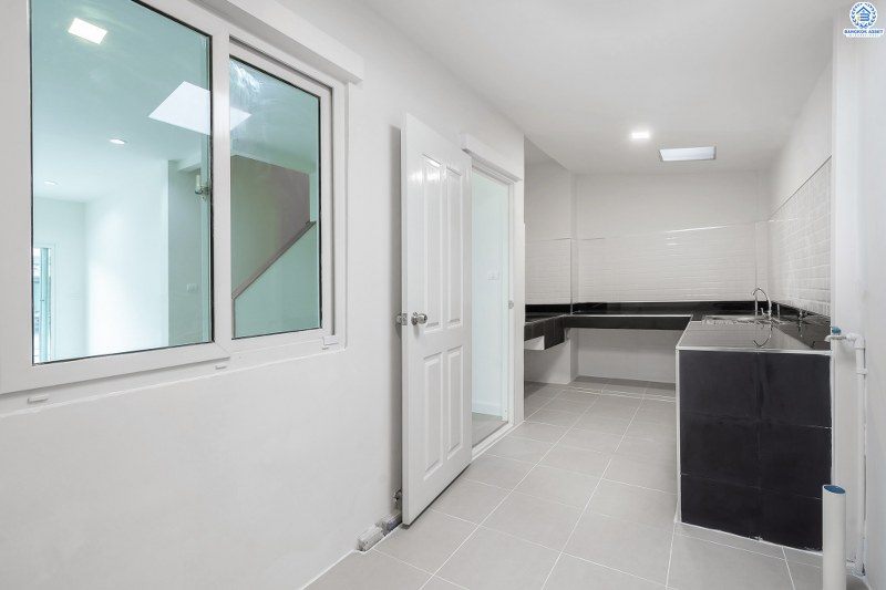 บ้านมือสองตกแต่งใหม่ ม.เดอะวิลล่า ราชพฤกษ์-ท่าอิฐ คุณภาพแบรนด์ Property Perfect เนื้อที่ 18 ตร.ว. ฟังก์ชั่น 3 ห้องนอน 2 ห้องน้ำ พร้อมอยู่! บนทำเลใกล้รถไฟฟ้า สถานีบางรักน้อยท่าอิฐ พร้อมเข้า-ออกได้ 2 เส้นทางทั้งถ.รัตนาธิเบศร์ และถ.ราชพฤกษ์ ราคาพิเศษสุด!