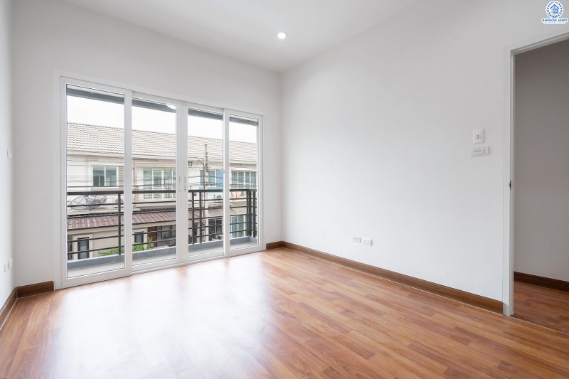 บ้านมือสองตกแต่งใหม่ ม.เดอะวิลล่า ราชพฤกษ์-ท่าอิฐ คุณภาพแบรนด์ Property Perfect เนื้อที่ 18 ตร.ว. ฟังก์ชั่น 3 ห้องนอน 2 ห้องน้ำ พร้อมอยู่! บนทำเลใกล้รถไฟฟ้า สถานีบางรักน้อยท่าอิฐ พร้อมเข้า-ออกได้ 2 เส้นทางทั้งถ.รัตนาธิเบศร์ และถ.ราชพฤกษ์ ราคาพิเศษสุด!