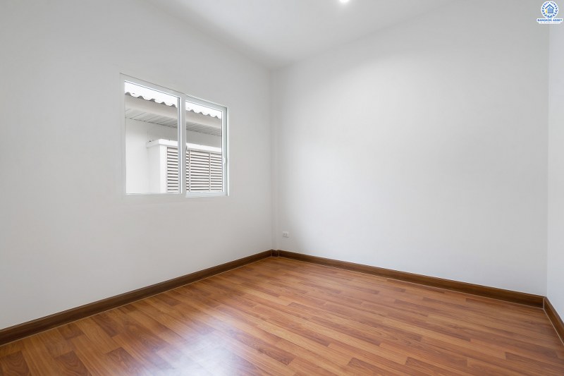 บ้านมือสองตกแต่งใหม่ ม.เดอะวิลล่า ราชพฤกษ์-ท่าอิฐ คุณภาพแบรนด์ Property Perfect เนื้อที่ 18 ตร.ว. ฟังก์ชั่น 3 ห้องนอน 2 ห้องน้ำ พร้อมอยู่! บนทำเลใกล้รถไฟฟ้า สถานีบางรักน้อยท่าอิฐ พร้อมเข้า-ออกได้ 2 เส้นทางทั้งถ.รัตนาธิเบศร์ และถ.ราชพฤกษ์ ราคาพิเศษสุด!