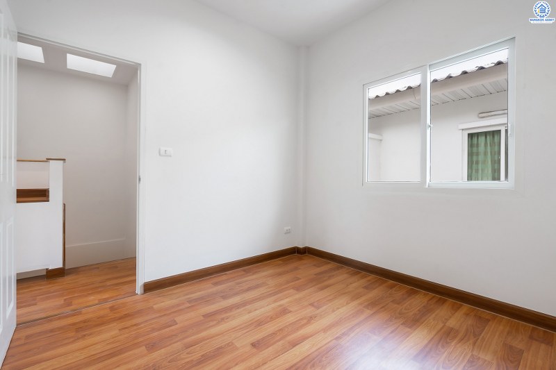 บ้านมือสองตกแต่งใหม่ ม.เดอะวิลล่า ราชพฤกษ์-ท่าอิฐ คุณภาพแบรนด์ Property Perfect เนื้อที่ 18 ตร.ว. ฟังก์ชั่น 3 ห้องนอน 2 ห้องน้ำ พร้อมอยู่! บนทำเลใกล้รถไฟฟ้า สถานีบางรักน้อยท่าอิฐ พร้อมเข้า-ออกได้ 2 เส้นทางทั้งถ.รัตนาธิเบศร์ และถ.ราชพฤกษ์ ราคาพิเศษสุด!