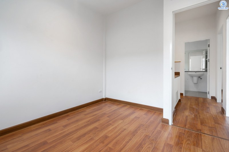 บ้านมือสองตกแต่งใหม่ ม.เดอะวิลล่า ราชพฤกษ์-ท่าอิฐ คุณภาพแบรนด์ Property Perfect เนื้อที่ 18 ตร.ว. ฟังก์ชั่น 3 ห้องนอน 2 ห้องน้ำ พร้อมอยู่! บนทำเลใกล้รถไฟฟ้า สถานีบางรักน้อยท่าอิฐ พร้อมเข้า-ออกได้ 2 เส้นทางทั้งถ.รัตนาธิเบศร์ และถ.ราชพฤกษ์ ราคาพิเศษสุด!