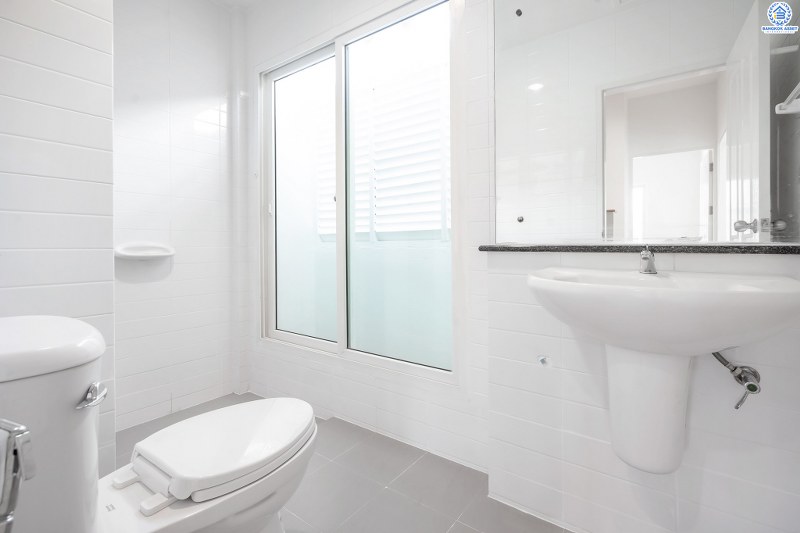 บ้านมือสองตกแต่งใหม่ ม.เดอะวิลล่า ราชพฤกษ์-ท่าอิฐ คุณภาพแบรนด์ Property Perfect เนื้อที่ 18 ตร.ว. ฟังก์ชั่น 3 ห้องนอน 2 ห้องน้ำ พร้อมอยู่! บนทำเลใกล้รถไฟฟ้า สถานีบางรักน้อยท่าอิฐ พร้อมเข้า-ออกได้ 2 เส้นทางทั้งถ.รัตนาธิเบศร์ และถ.ราชพฤกษ์ ราคาพิเศษสุด!