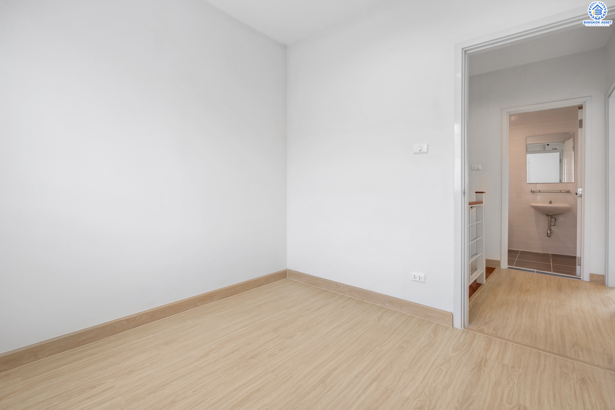 บ้านมือสองตกแต่งใหม่ ม.พฤกษาวิลล์22 พระราม5-นครอินทร์ ตกแต่งสวย ครบทุกฟังก์ชั่น พร้อมอยู่ เนื้อที่ 17.4 ตร.ว. ฟังก์ชั่น 3 ห้องนอน 2 ห้องน้ำ บนทำเลเดินทางสะดวก เชื่อมต่อทุกการเดินทาง ใกล้สะพานพระรามห้า และรถไฟฟ้าสถานี "แยกติวานนท์"