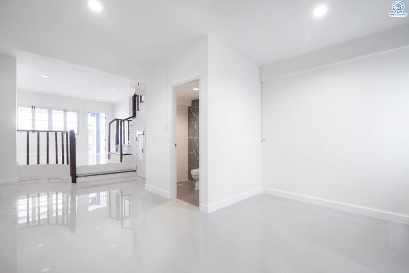 บ้านมือสองตกแต่งใหม่ ใกล้รถไฟฟ้า! ม.นันทนาการ์เด้นท์2 ราชพฤกษ์-ท่าอิฐ แบรนด์ Property Perfect ทาวน์เฮ้าส์เล่นระดับ ตกแต่งให้จัดเต็ม พร้อมอยู่ เนื้อที่ 18 ตร.ว. ฟังก์ชั่นครบครัน บนสุดยอดทำเล เข้า-ออกได้ทั้งทางราชพฤกษ์ และรัตนาธิเบศร์ ใกล้รถไฟฟ้าสถานี "บางรักน้อยท่าอิฐ"