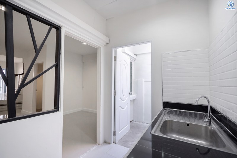 บ้านมือสองตกแต่งใหม่ ใกล้รถไฟฟ้า! ม.นันทนาการ์เด้นท์2 ราชพฤกษ์-ท่าอิฐ แบรนด์ Property Perfect ทาวน์เฮ้าส์เล่นระดับ ตกแต่งให้จัดเต็ม พร้อมอยู่ เนื้อที่ 18 ตร.ว. ฟังก์ชั่นครบครัน บนสุดยอดทำเล เข้า-ออกได้ทั้งทางราชพฤกษ์ และรัตนาธิเบศร์ ใกล้รถไฟฟ้าสถานี "บางรักน้อยท่าอิฐ"