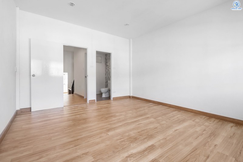 บ้านมือสองตกแต่งใหม่ ใกล้รถไฟฟ้า! ม.นันทนาการ์เด้นท์2 ราชพฤกษ์-ท่าอิฐ แบรนด์ Property Perfect ทาวน์เฮ้าส์เล่นระดับ ตกแต่งให้จัดเต็ม พร้อมอยู่ เนื้อที่ 18 ตร.ว. ฟังก์ชั่นครบครัน บนสุดยอดทำเล เข้า-ออกได้ทั้งทางราชพฤกษ์ และรัตนาธิเบศร์ ใกล้รถไฟฟ้าสถานี "บางรักน้อยท่าอิฐ"