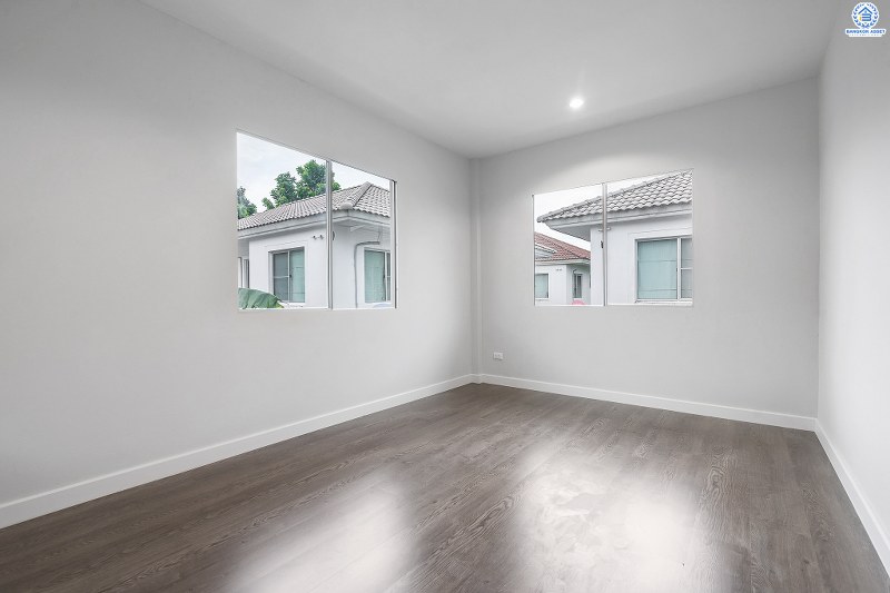 บ้านมือสองตกแต่งใหม่ พร้อมสังคมคุณภาพ LH ม.ชัยพฤกษ์ บางใหญ่-เซ็นทรัลเวสต์เกต เนื้อที่ 54 ตร.ว. ฟังก์ชั่น 3 ห้องนอน 3 ห้องน้ำ 2 ที่จอดรถ ตกแต่งพร้อมอยู่ มาตรฐานวัสดุเกรดพรีเมี่ยม ตอบโจทย์ทุกการเดินทาง เพียง 1กม.จากรถไฟฟ้า สถานีคลองบางไผ่