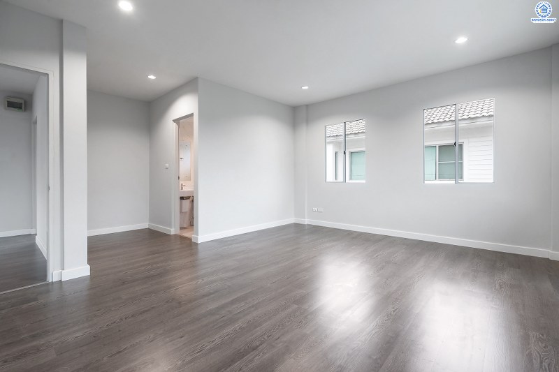 บ้านมือสองตกแต่งใหม่ พร้อมสังคมคุณภาพ LH ม.ชัยพฤกษ์ บางใหญ่-เซ็นทรัลเวสต์เกต เนื้อที่ 54 ตร.ว. ฟังก์ชั่น 3 ห้องนอน 3 ห้องน้ำ 2 ที่จอดรถ ตกแต่งพร้อมอยู่ มาตรฐานวัสดุเกรดพรีเมี่ยม ตอบโจทย์ทุกการเดินทาง เพียง 1กม.จากรถไฟฟ้า สถานีคลองบางไผ่