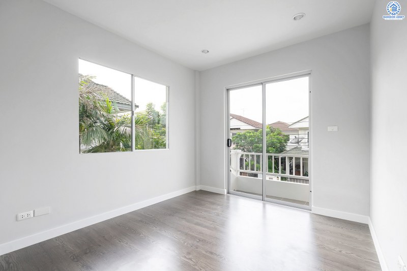 บ้านมือสองตกแต่งใหม่ จากแบรนด์ LH โครงการ ชัยพฤกษ์ บางใหญ่-เซ็นทรัลเวสต์เกต ตกแต่งสไตล์อบอุ่น ครบทุกฟังก์ชั่น คัดสรรวัสดุเกรดคุณภาพ เนื้อที่กว้าง 63.1 ตร.ว. ฟังก์ชั่น 3 ห้องนอน 3 ห้องน้ำ 2 ที่จอดรถ บนทำเลเดินทางสะดวก ใกล้รถไฟฟ้าสถานีคลองบางไผ่ เพียง 1.5 กม. ราคาพิเศษสุด!