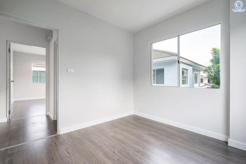 บ้านมือสองตกแต่งใหม่ จากแบรนด์ LH โครงการ ชัยพฤกษ์ บางใหญ่-เซ็นทรัลเวสต์เกต ตกแต่งสไตล์อบอุ่น ครบทุกฟังก์ชั่น คัดสรรวัสดุเกรดคุณภาพ เนื้อที่กว้าง 63.1 ตร.ว. ฟังก์ชั่น 3 ห้องนอน 3 ห้องน้ำ 2 ที่จอดรถ บนทำเลเดินทางสะดวก ใกล้รถไฟฟ้าสถานีคลองบางไผ่ เพียง 1.5 กม. ราคาพิเศษสุด!