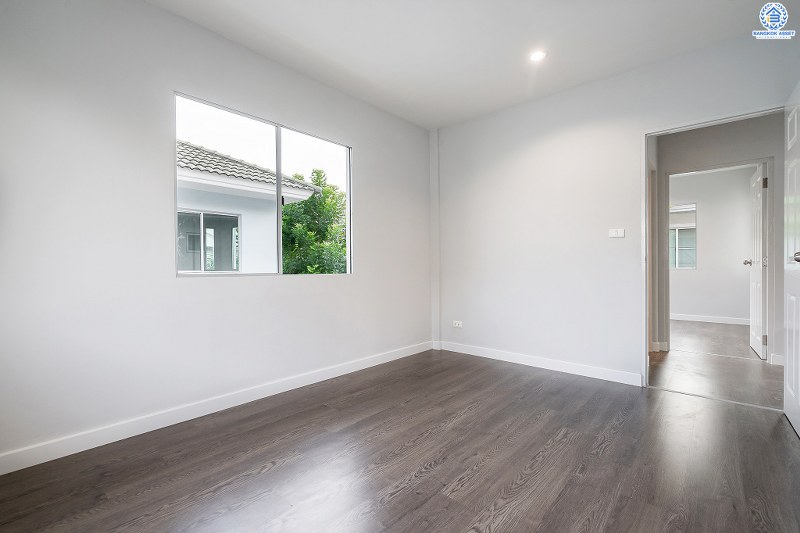 บ้านมือสองตกแต่งใหม่ จากแบรนด์ LH โครงการ ชัยพฤกษ์ บางใหญ่-เซ็นทรัลเวสต์เกต ตกแต่งสไตล์อบอุ่น ครบทุกฟังก์ชั่น คัดสรรวัสดุเกรดคุณภาพ เนื้อที่กว้าง 63.1 ตร.ว. ฟังก์ชั่น 3 ห้องนอน 3 ห้องน้ำ 2 ที่จอดรถ บนทำเลเดินทางสะดวก ใกล้รถไฟฟ้าสถานีคลองบางไผ่ เพียง 1.5 กม. ราคาพิเศษสุด!