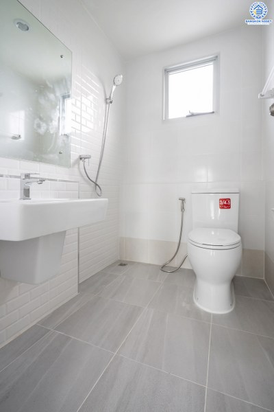 บ้านมือสองตกแต่งใหม่ จากแบรนด์ LH โครงการ ชัยพฤกษ์ บางใหญ่-เซ็นทรัลเวสต์เกต ตกแต่งสไตล์อบอุ่น ครบทุกฟังก์ชั่น คัดสรรวัสดุเกรดคุณภาพ เนื้อที่กว้าง 63.1 ตร.ว. ฟังก์ชั่น 3 ห้องนอน 3 ห้องน้ำ 2 ที่จอดรถ บนทำเลเดินทางสะดวก ใกล้รถไฟฟ้าสถานีคลองบางไผ่ เพียง 1.5 กม. ราคาพิเศษสุด!