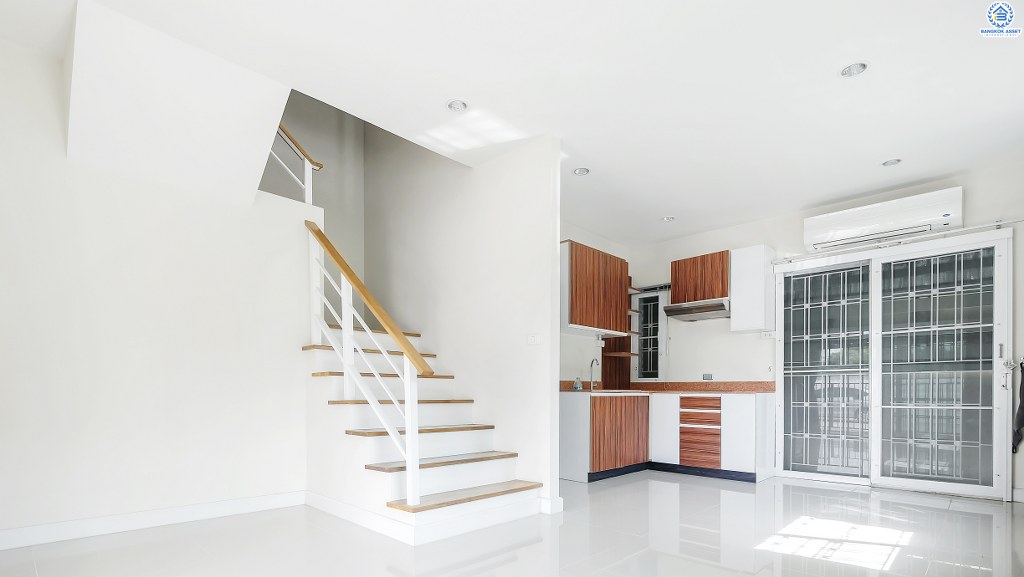 ทาวน์เฮ้าส์มือสองนนทบุรี ห้องมุม! ราคาถูกที่สุดในโครงการ* ม.วิลเลตไลท์ ติวานนท์-แจ้งวัฒนะ แถมเฟอร์นิเจอร์ Built-in สไตล์โมเดิร์นทั้งหลัง!! พร้อมฟังก์ชั่นครบ เนื้อที่ 25.6 ตร.ว. 3 ห้องนอน 2 ห้องน้ำ 2 ที่จอดรถ บนทำเลใกล้ห้าแยกปากเกร็ด และเซ็นทรัลแจ้งวัฒนะ...จองด่วน!